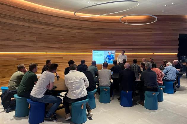 Dutch poultry farmers visit VDL